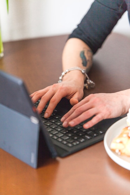 Foto gratuita mujer con tatuaje escribiendo