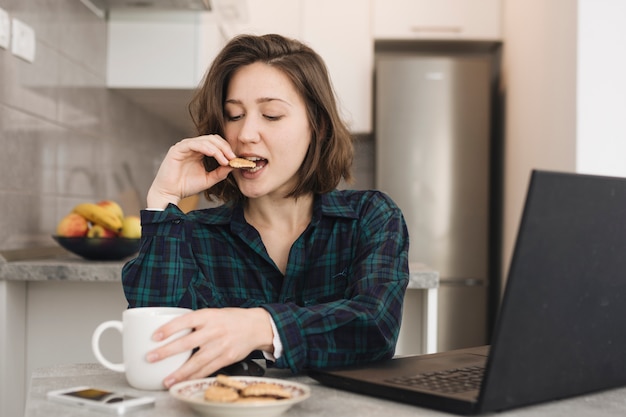 Mujer con taza de café en casa