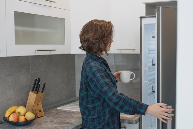 Mujer con taza de café en casa