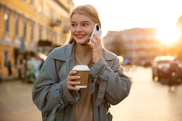 Mujer con taza de café de tiro medio