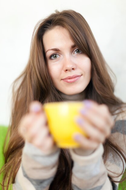 Mujer con taza en casa