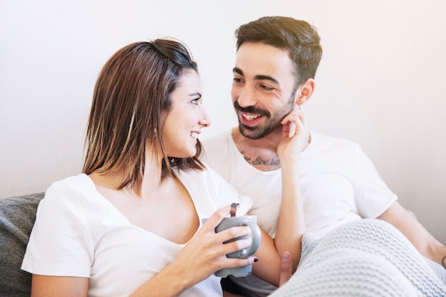 Mujer con taza mirando a hombre