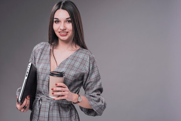 Mujer con taza y portátil