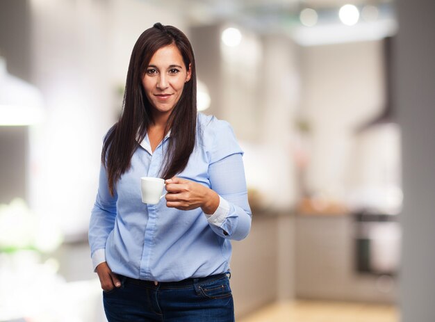 Mujer con una taza