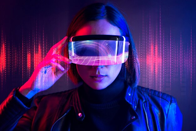 Mujer con tecnología futurista de gafas inteligentes