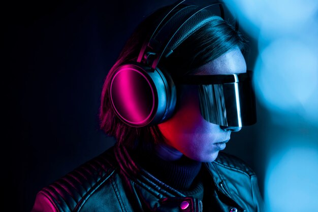 Mujer en tecnología inteligente de gafas de realidad virtual