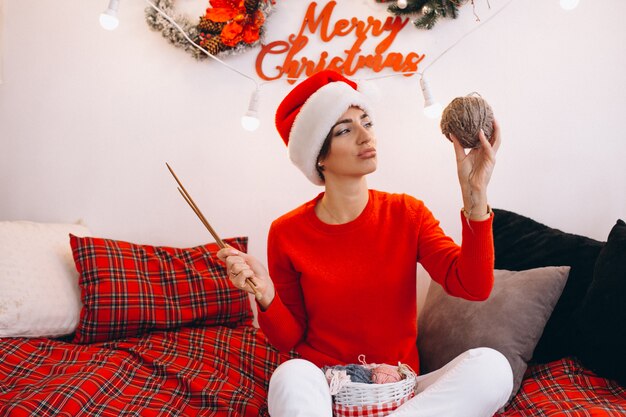 Mujer tejiendo en navidad