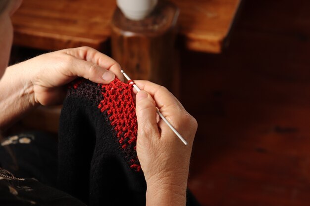 Mujer tejiendo un suéter