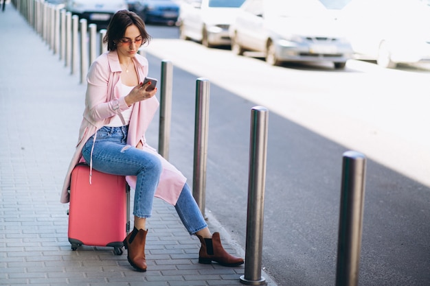 Foto gratuita mujer con teléfono en el aeropuerto