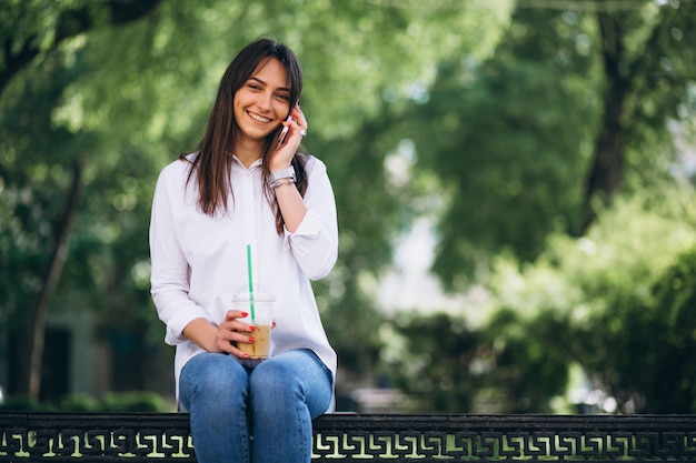 Mujer con teléfono y café