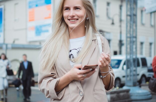 mujer con teléfono inteligente