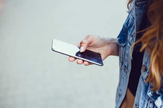 Foto gratuita mujer con teléfono inteligente