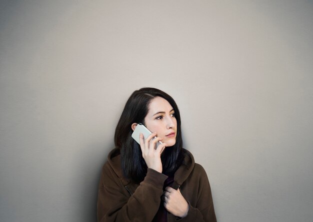 Mujer con teléfono móvil llamando a telecomunicaciones