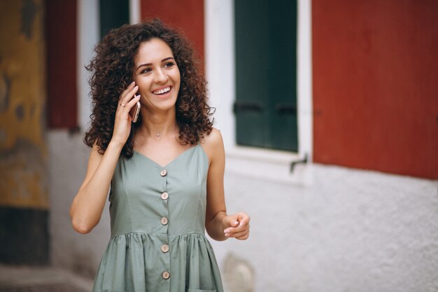 Mujer con teléfono de vacaciones en Venecia