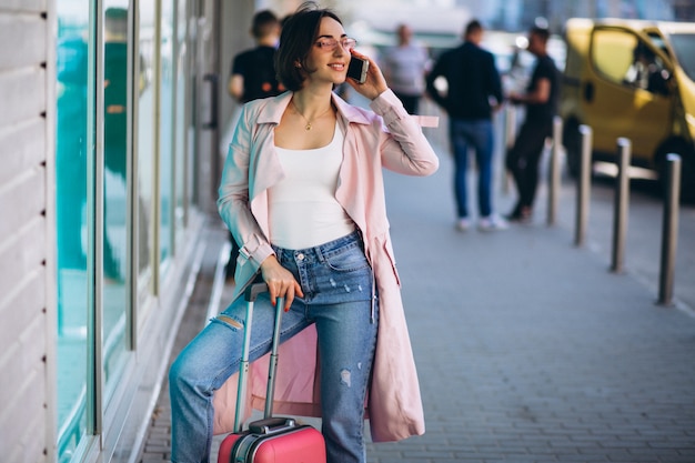 Mujer con teléfono viajando