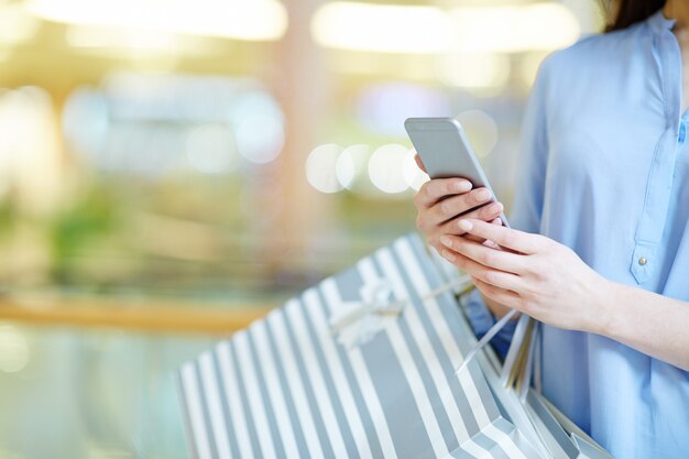 Mujer con teléfono