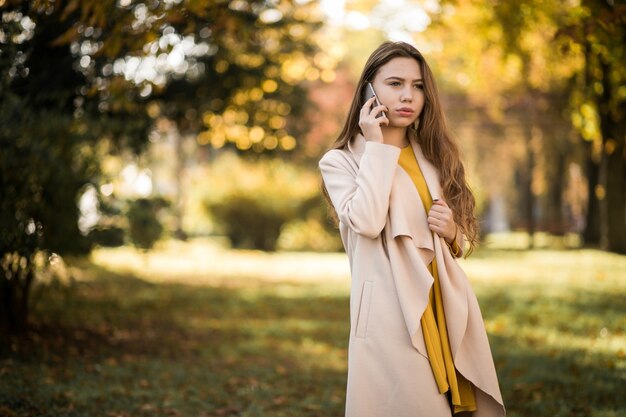 Mujer con teléfono