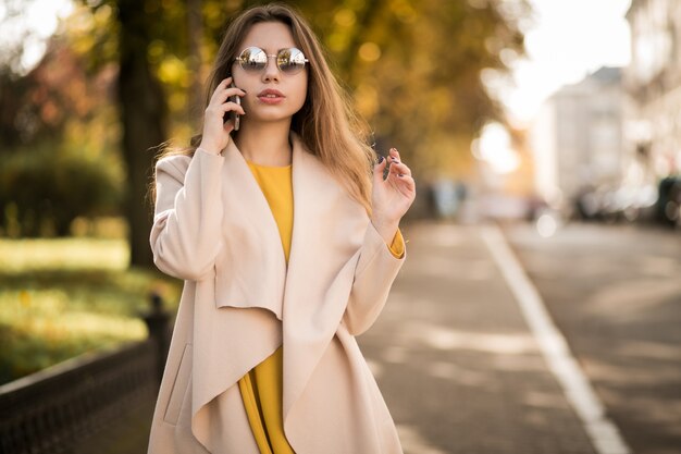 Mujer con teléfono