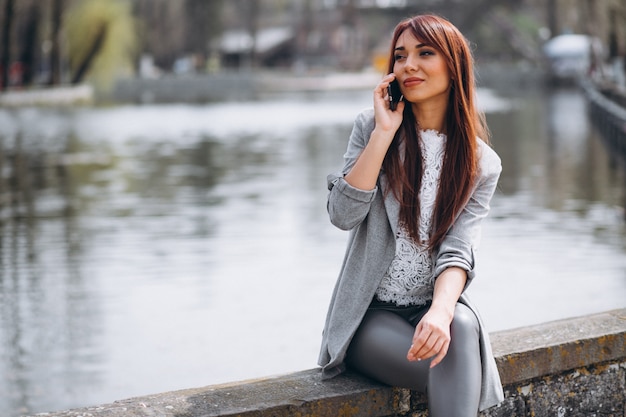 Mujer con teléfono