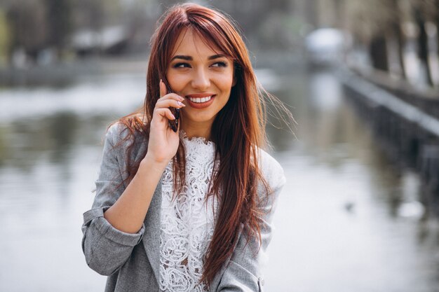 Mujer con teléfono