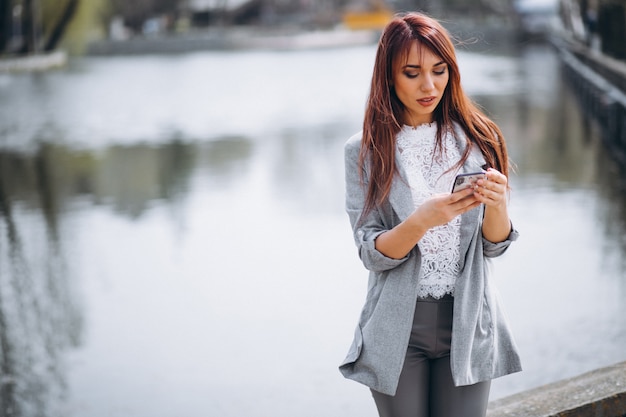 Mujer con teléfono