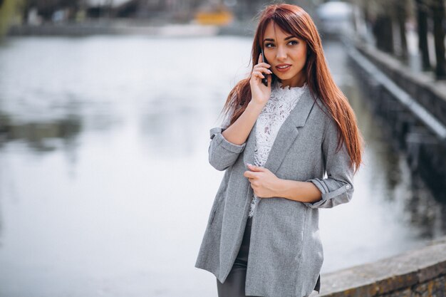 Mujer con teléfono