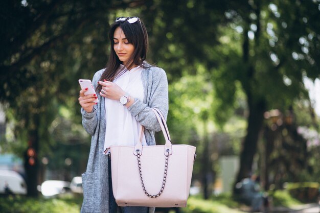 Mujer con teléfono