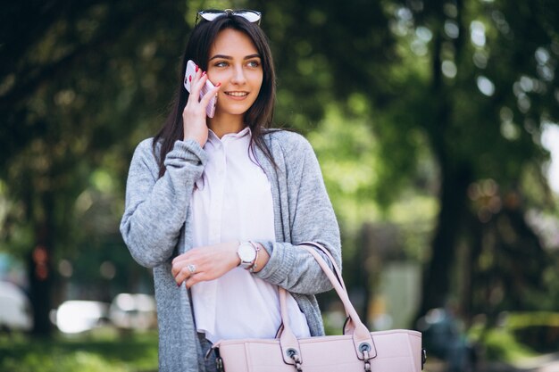 Foto gratuita mujer con teléfono