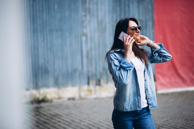 Mujer con teléfono