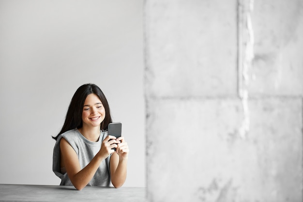 Foto gratuita mujer, con, teléfono