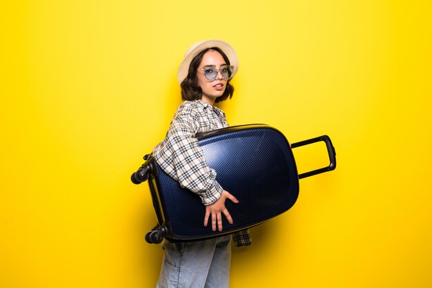 Mujer de tendencia joven en gafas de sol y sombrero de paja listo para viajes de verano aislado