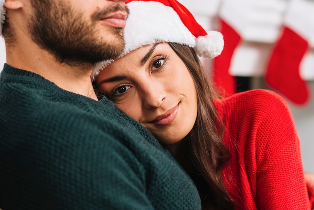 Foto gratuita mujer tendida en el pecho del hombre