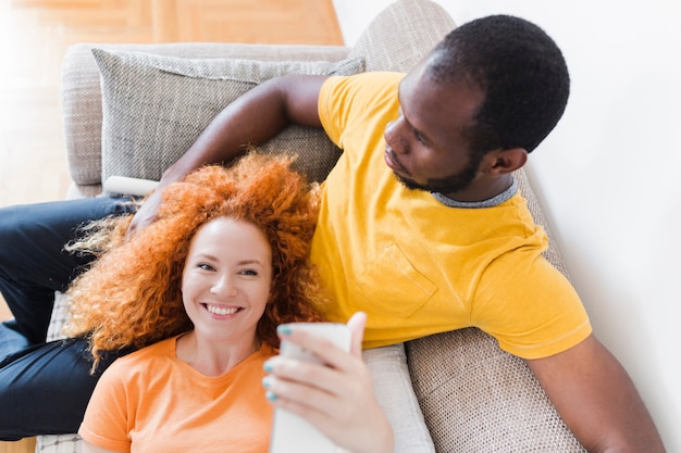 Mujer tendida en el regazo de su novio