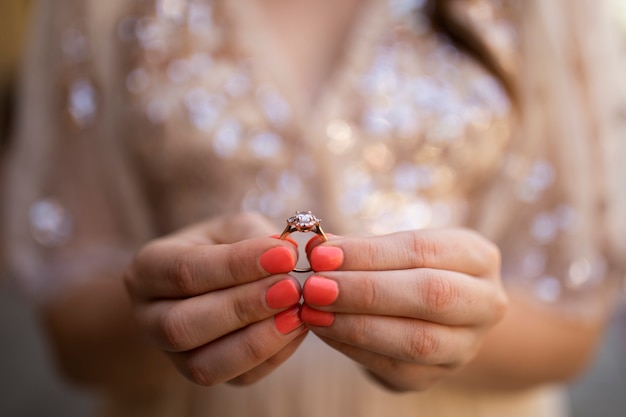 Foto gratuita mujer, tenencia, anillo de compromiso