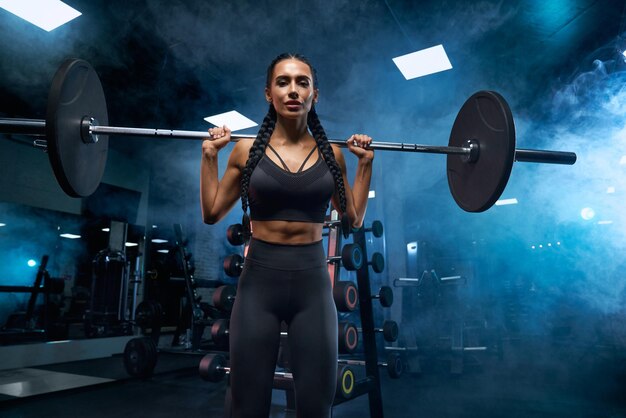 mujer, tenencia, barra, en, hombros, en, gimnasio