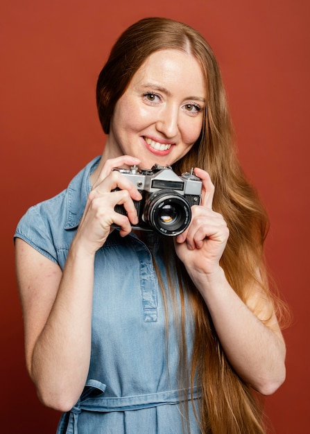 Foto gratuita mujer, tenencia, cámara