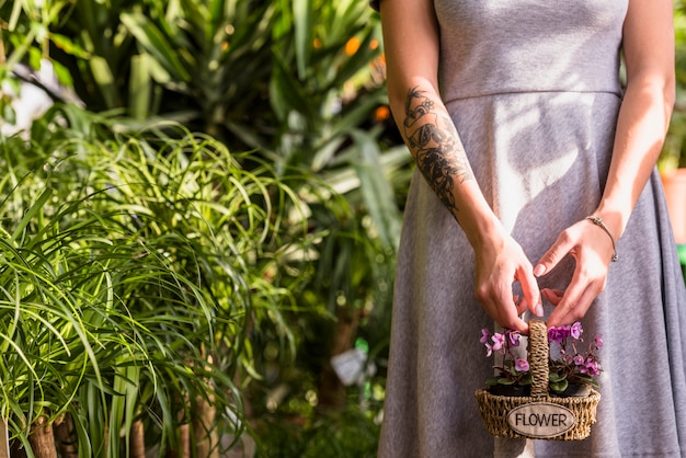 Foto gratuita mujer, tenencia, cesta, con, flores