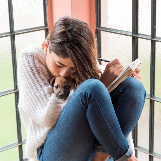 Foto gratuita mujer, tenencia, lindo, perro