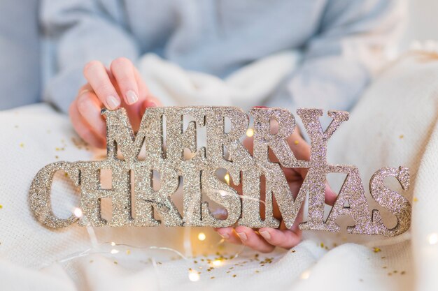 Mujer, tenencia, de madera, feliz navidad, inscripción