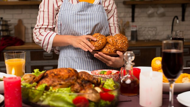 Mujer, tenencia, pan, y, pavo, primer plano