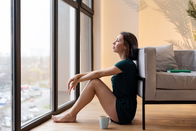 Foto gratuita mujer tener algún tiempo a solas en casa