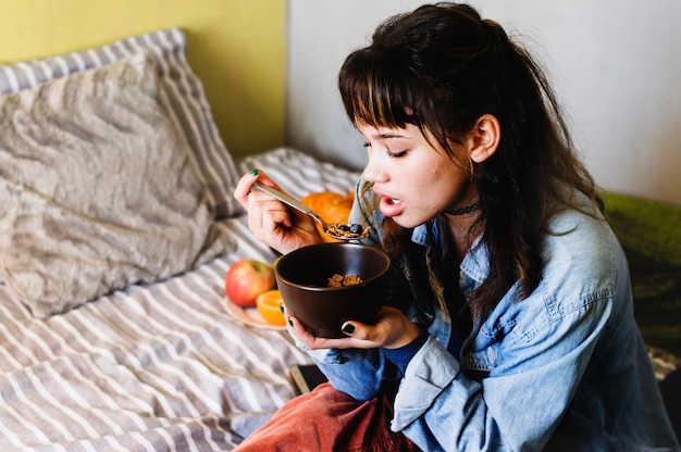 Mujer, teniendo, cereal, cama