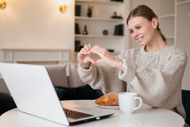 Mujer teniendo una cita virtual