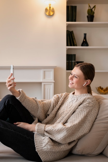 Mujer teniendo una cita virtual