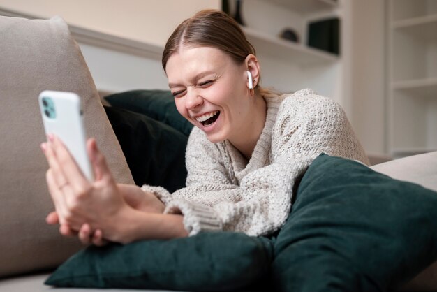 Mujer teniendo una cita virtual