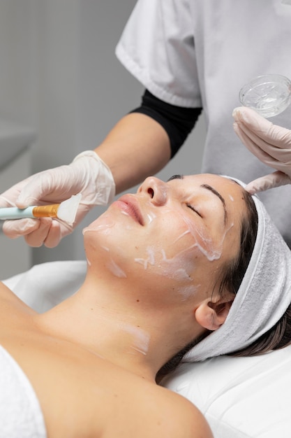 Mujer, teniendo, un, tratamiento facial