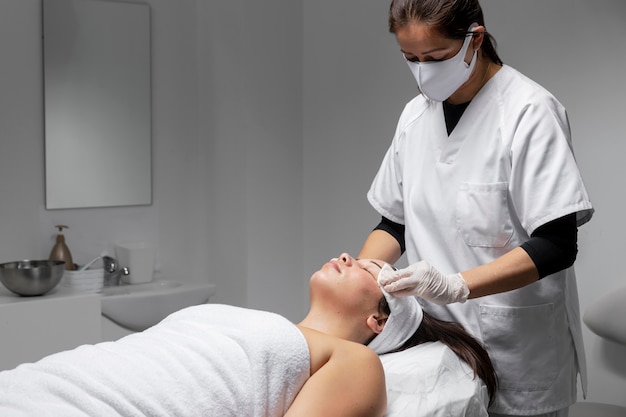 Mujer, teniendo, un, tratamiento facial