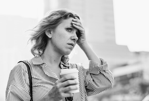 La mujer tensa llega tarde al trabajo