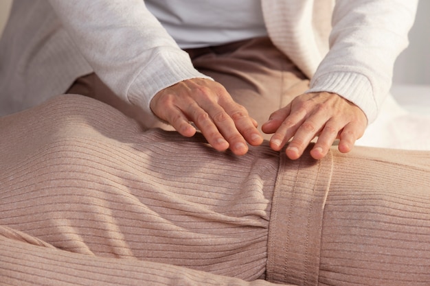 Mujer en terapia energética de cerca