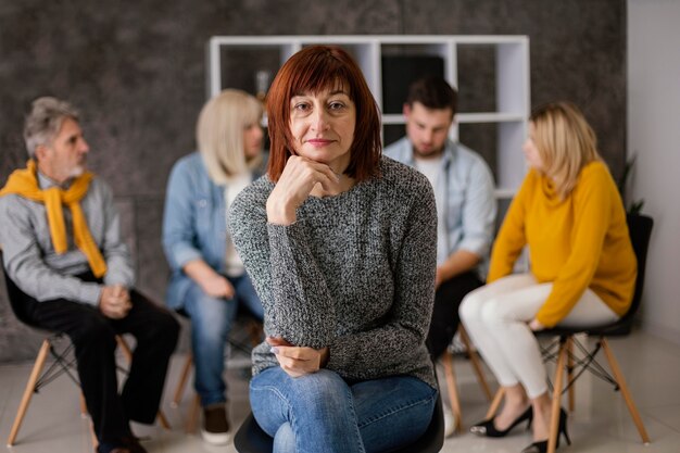 Mujer en terapia de grupo